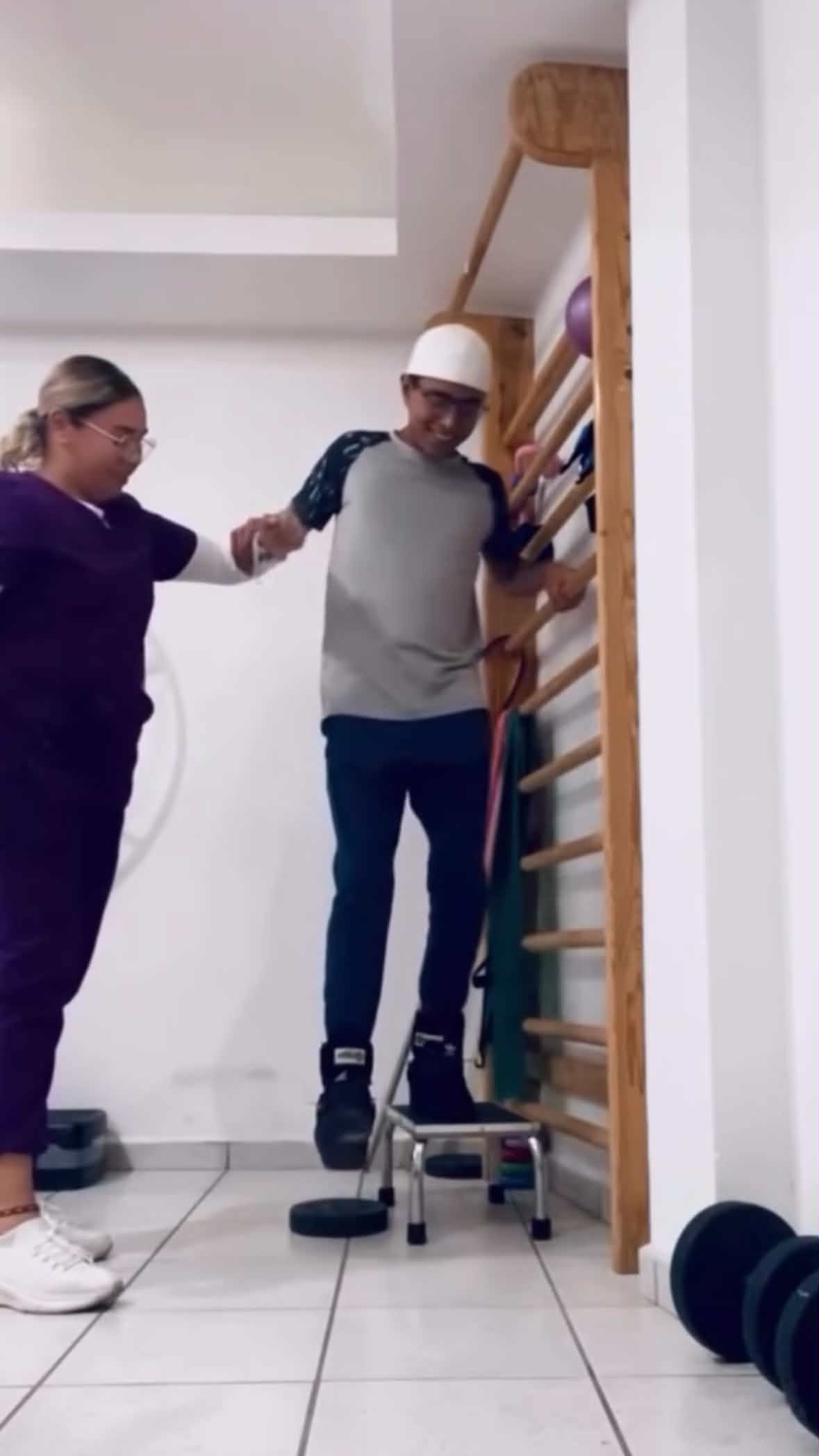 Alexia trabajando con una persona durante su rehabilitación