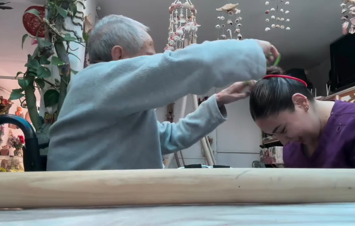 Alexia durante una actividad de fisioterapia