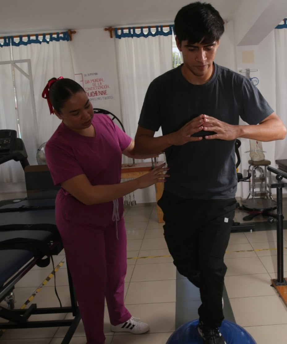 Alexia acompañando a un paciente durante un ejercicio de rehabilitación